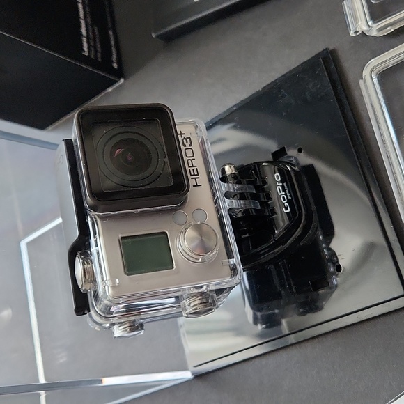 Go Pro Hero 3+ AND LCD touch screen AND remote - Picture 3 of 12